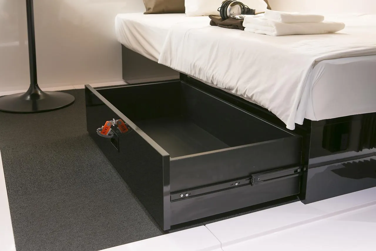 First Cabin Hanshin Nishiumeda Osaka 2*,
